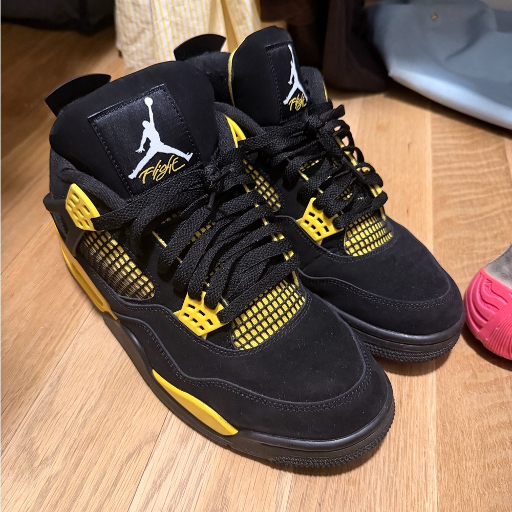 Thunder 4’s Air Jordan Sneakers